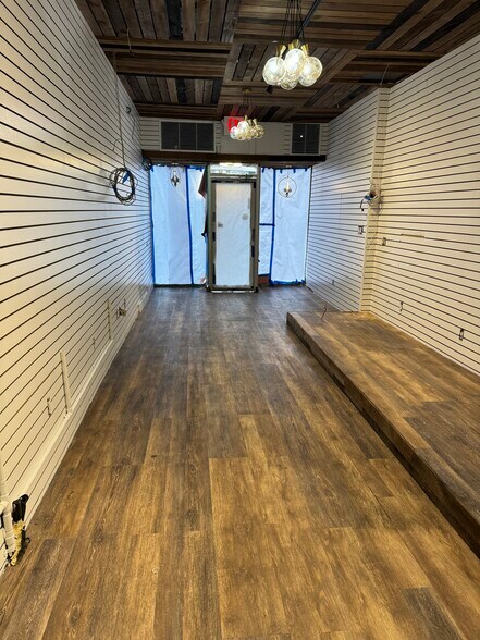 More Photos Of 176 W 72nd St, New York Storefront For Lease