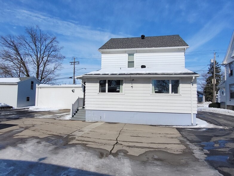 More Photos Of 596 E Main St, Batavia Freestanding For Lease