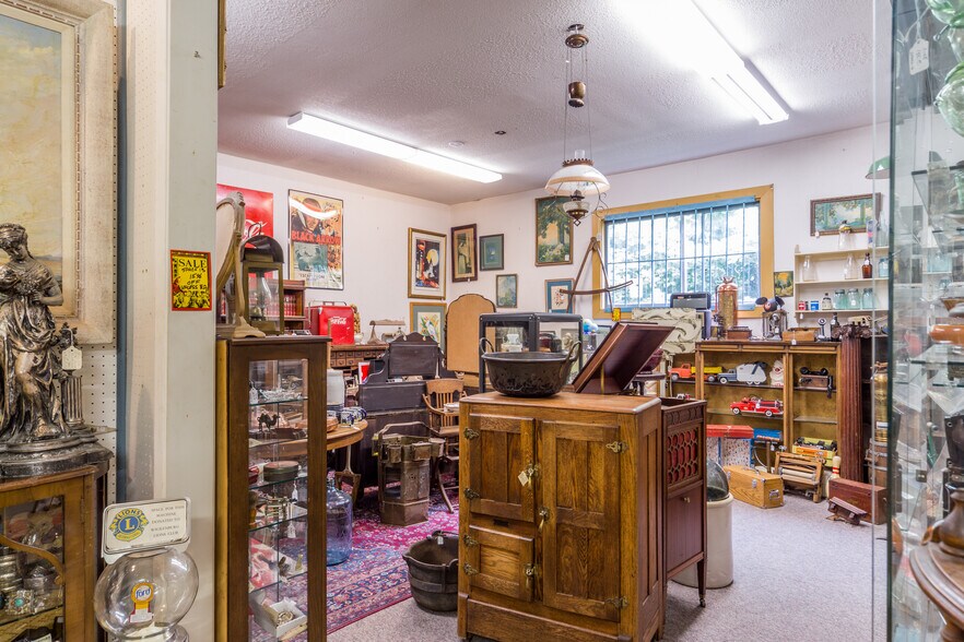 More Photos Of 802 Washington St, Port Townsend General Retail For Sale