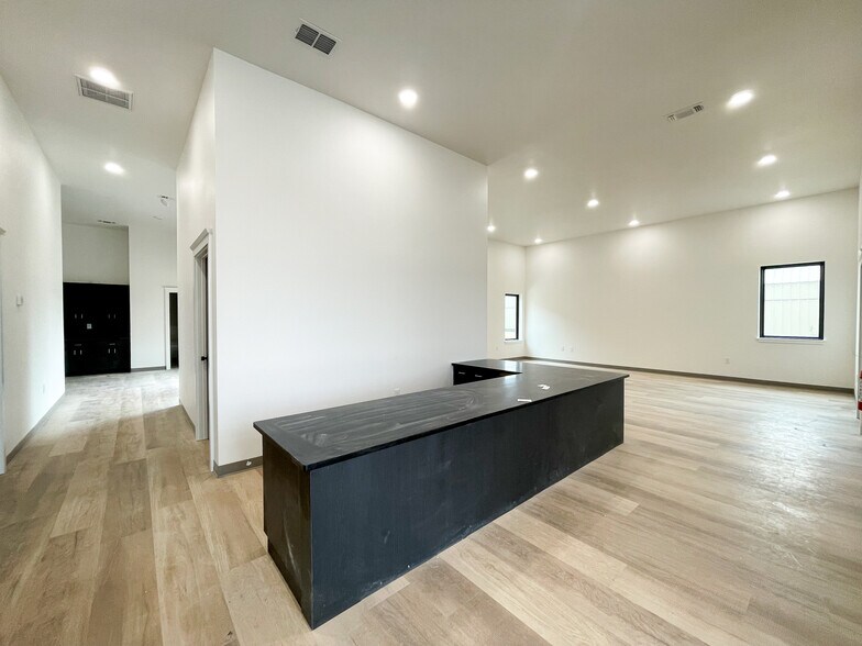 More Photos Of 6905 Alcove Ave, Lubbock Office For Sale