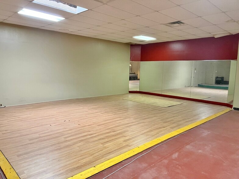 More Photos Of 3841-3845 NW 10th St, Oklahoma City Showroom For Sale