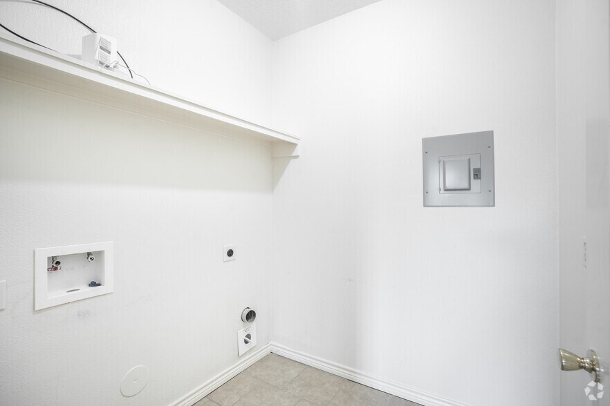 More Photos Of 107 Oak Park Dr, Clute Apartments For Sale