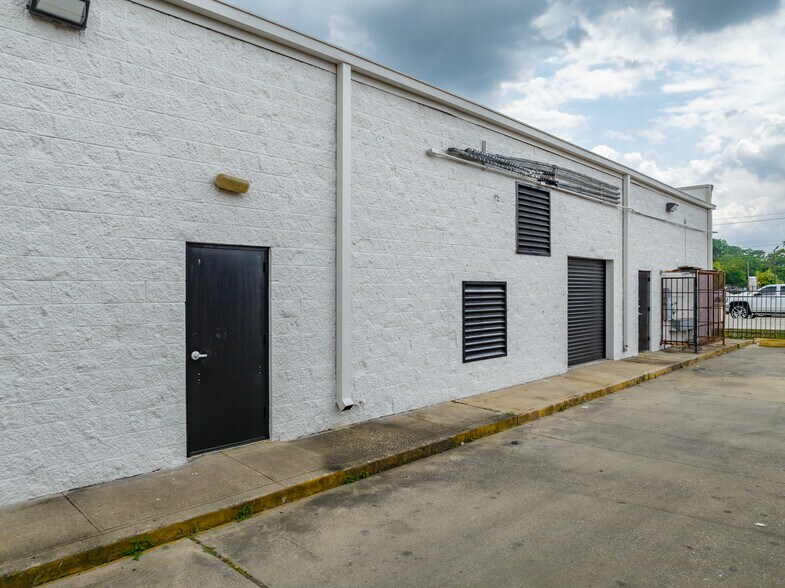 More Photos Of 239 W Tidwell Rd, Houston Storefront Retail Office For Lease