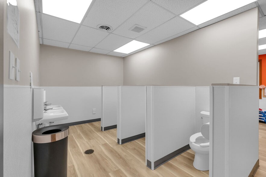 More Photos Of 10455-10499 N College Ave, Carmel Office For Sale