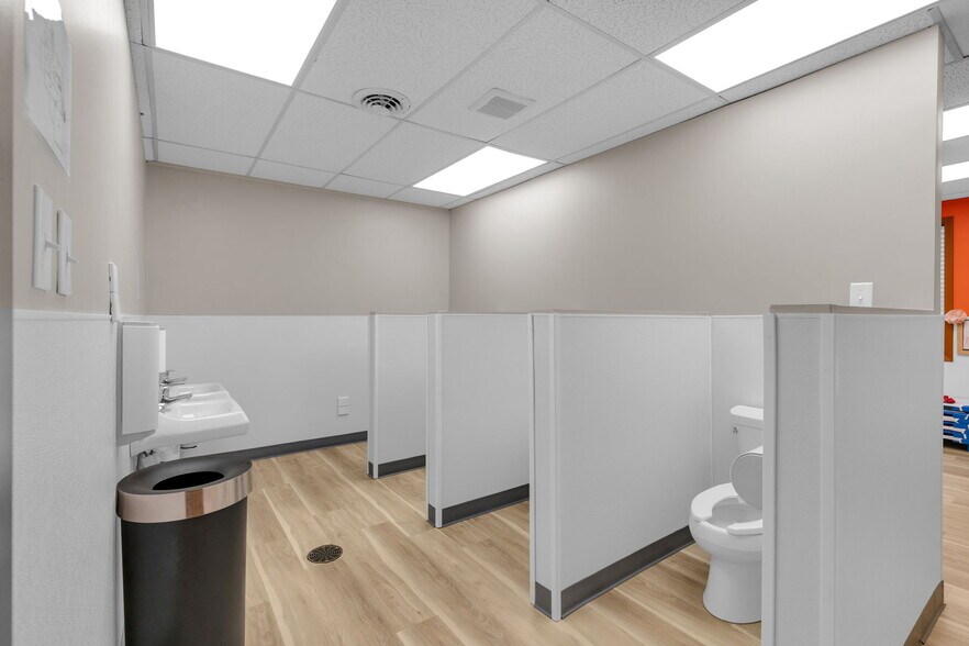 More Photos Of 10455-10499 N College Ave, Carmel Office For Sale