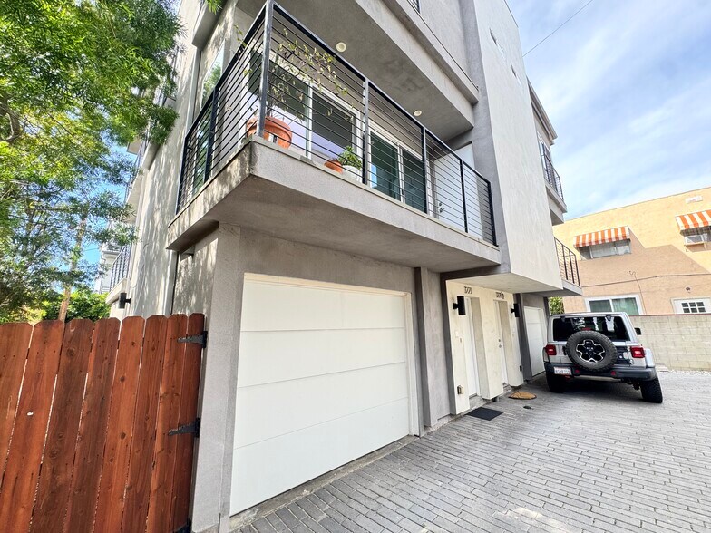 More Photos Of 1221-1223 1/2 N Kenmore Ave, Los Angeles Apartments For Sale