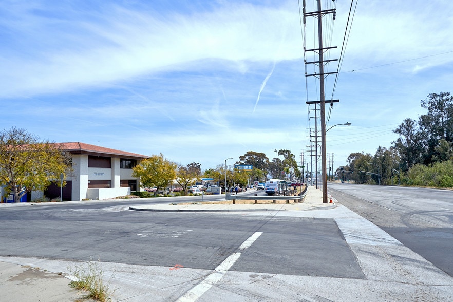 More Photos Of 310 S Wells Rd, Ventura Bank For Lease