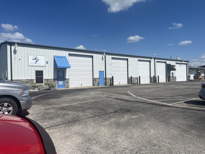 More Photos Of 701 Bear Cat Rd, Aledo Warehouse For Lease