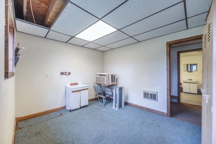 More Photos Of 167 Hill Rd, Kingston Sports And Entertainment For Sale