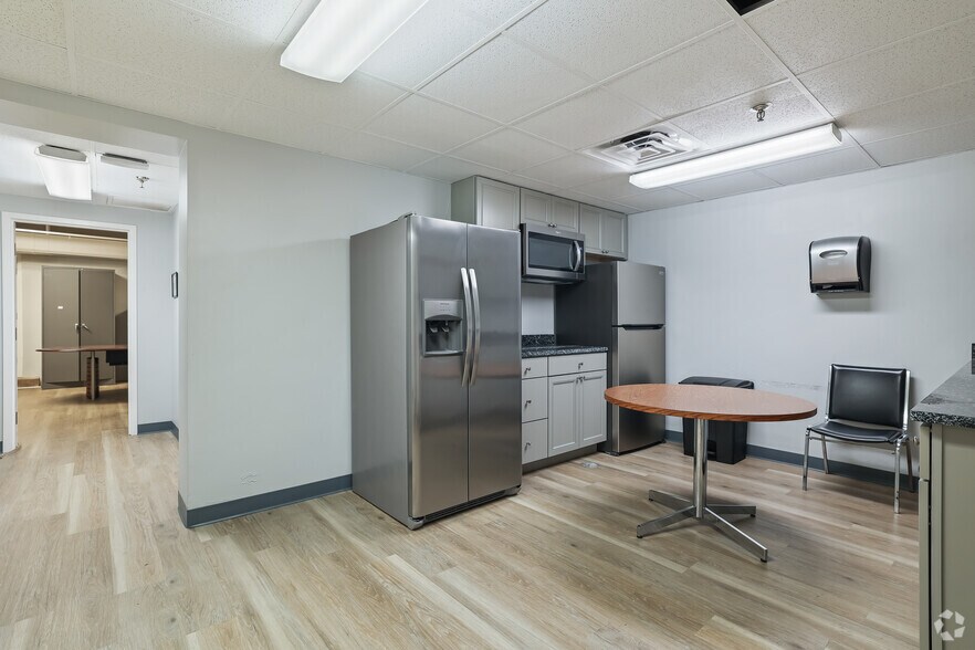 More Photos Of 424 E Grace St, Richmond Bank For Lease