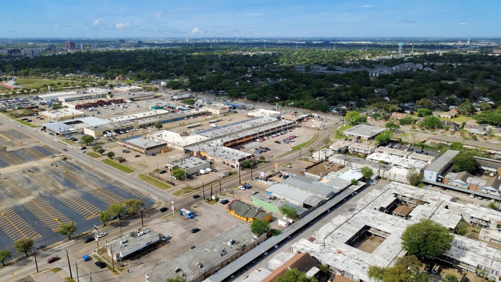 More Photos Of 7626 Clarewood Dr, Houston Restaurant For Sale