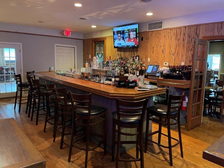 More Photos Of 834 Federal Rd, Brookfield General Retail For Lease