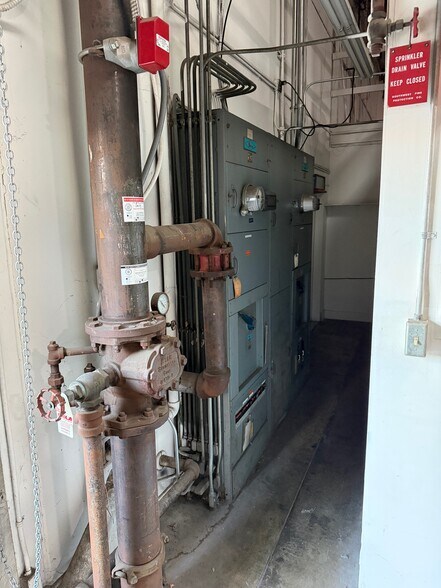 More Photos Of 2105 Edwards Ave, South El Monte Showroom For Lease