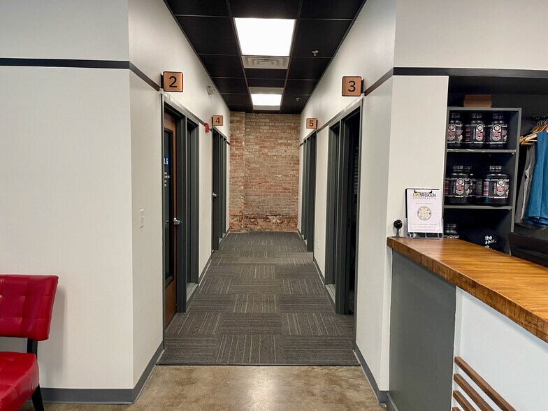 More Photos Of 2540 W Pennway St, Kansas City Flex For Lease