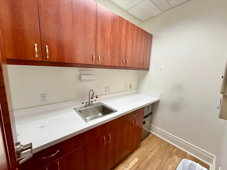 More Photos Of 76 Peachtree Rd, Asheville Medical For Lease