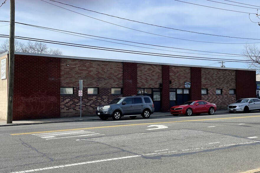 Primary Photo Of 651-655 W Hoffman Ave, Lindenhurst Manufacturing For Lease