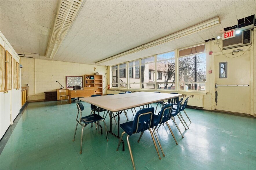 More Photos Of 90 Henry St, Inwood Office For Lease