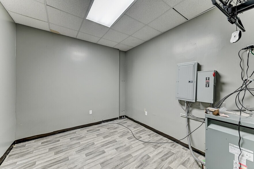 More Photos Of 324 Fm-1960 Rd, Houston General Retail For Sale