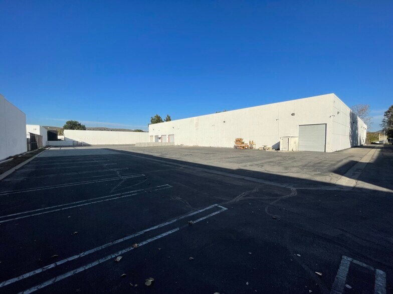 More Photos Of 5155 Goldman Ave, Moorpark Manufacturing For Lease