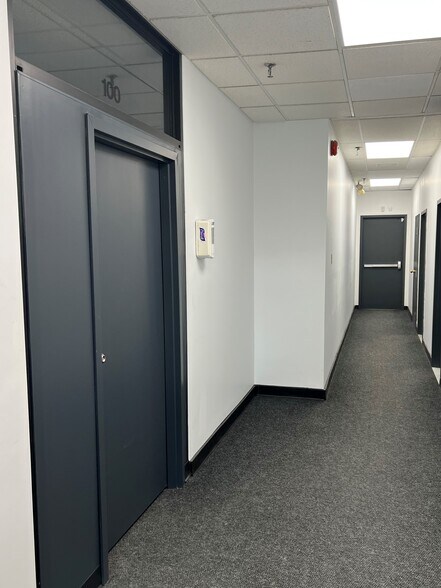 More Photos Of 4 Pl Du Commerce, Brossard Office For Lease