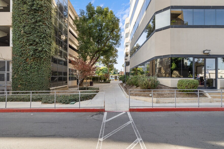 More Photos Of 14600 Sherman Way, Van Nuys Unknown For Lease