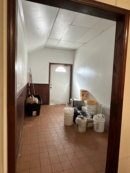 More Photos Of 102 E Park St, Taylorville Freestanding For Sale