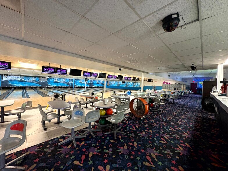 More Photos Of 4180 Pinkston St, Beaumont Bowling Alley For Sale