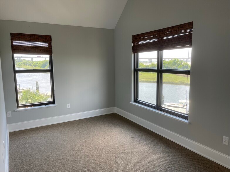 More Photos Of 670 Marina Dr, Charleston Office For Lease