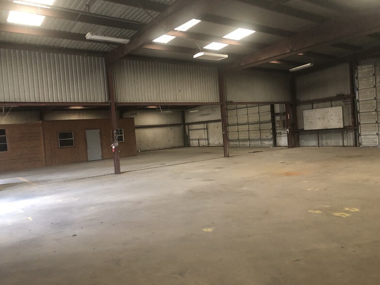 More Photos Of 1400 W Marvin Ave, Waxahachie Warehouse For Sale