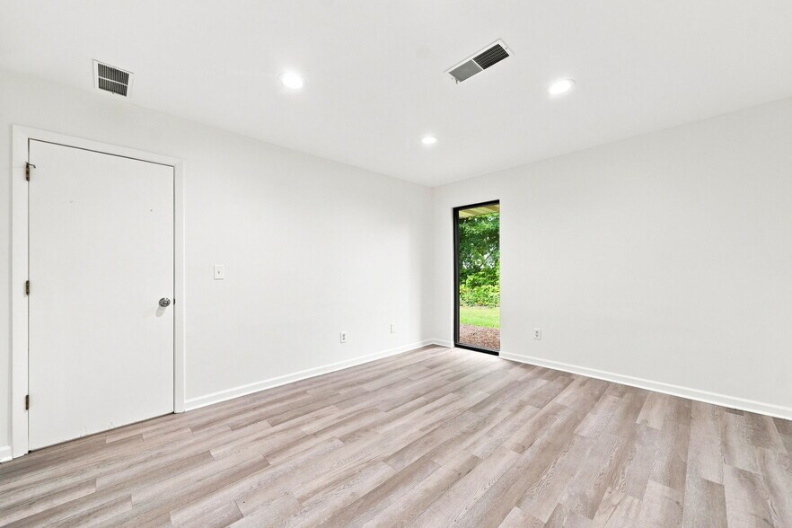 More Photos Of 600 Houze Way, Roswell Medical For Lease