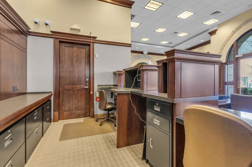 More Photos Of 5800 W Northwest Hwy, Dallas Office For Sale