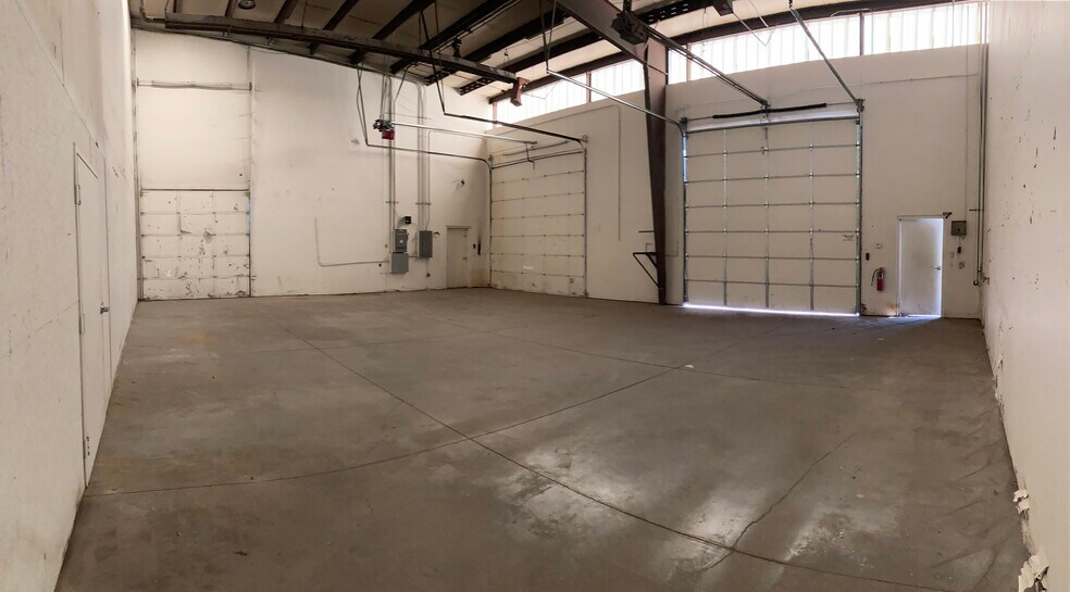 More Photos Of 111 N Geneva Rd, Vineyard Industrial For Lease