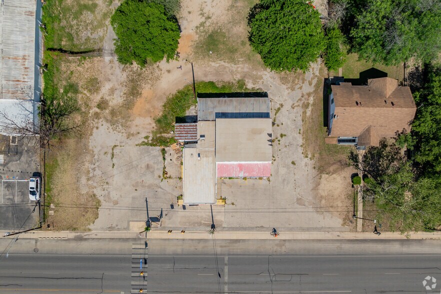 More Photos Of 600 S WW White Rd, San Antonio General Retail For Sale