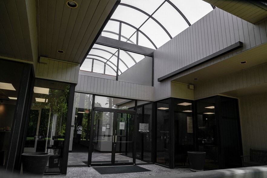 More Photos Of 1849 Kingwood Dr, Kingwood Office For Lease