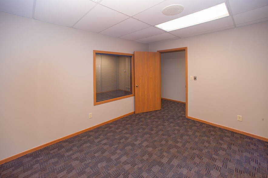 More Photos Of 8980 Hickman Rd, Clive Office For Sale