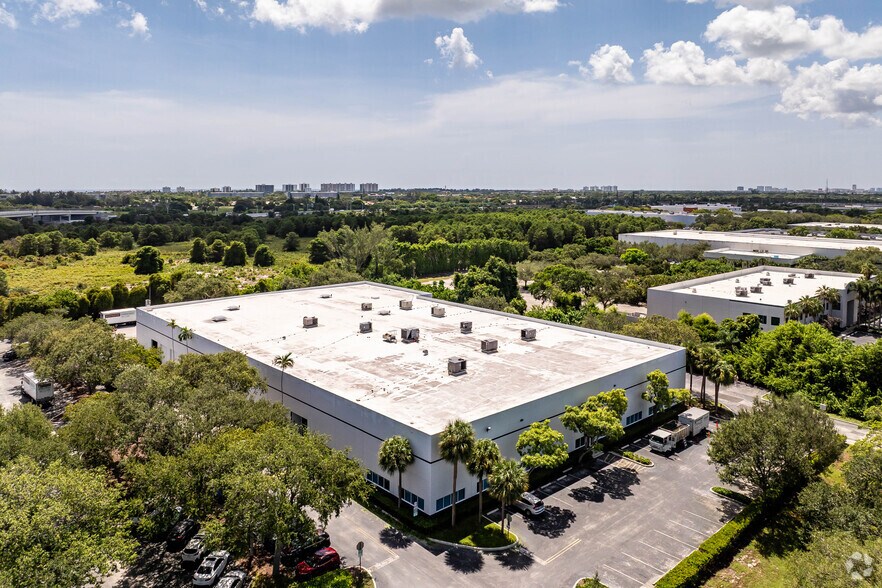 More Photos Of 6400 Park Of Commerce Blvd, Boca Raton Light Distribution For Lease