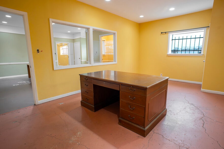 More Photos Of 910 Brenda St, Houston Warehouse For Sale