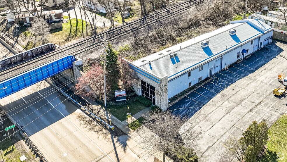 More Photos Of 10501-10503 W Greenfield Ave, Milwaukee Showroom For Sale