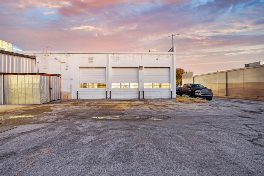 More Photos Of 5528 N Lamar Blvd, Austin Auto Repair For Lease