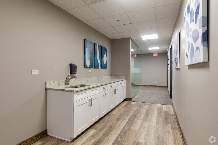 More Photos Of 240-292 Town Center Ln, Glendale Heights Unknown For Lease