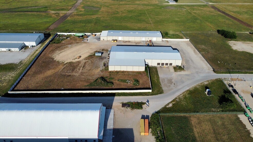 More Photos Of 124 Capital Ln, Rhome Manufacturing For Lease