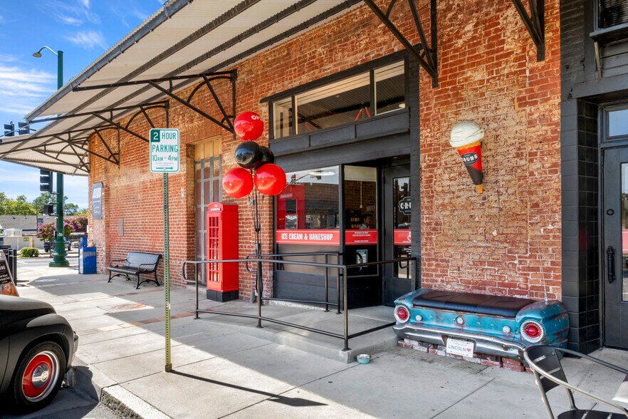 More Photos Of 505-678 Lincoln Blvd, Lincoln Storefront For Sale