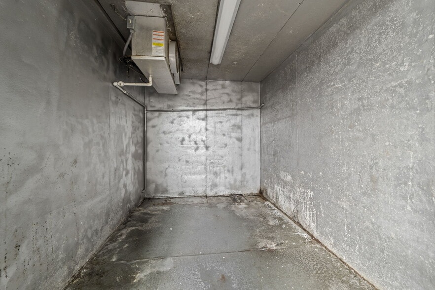 More Photos Of 607 S Main St, King Department Store For Lease