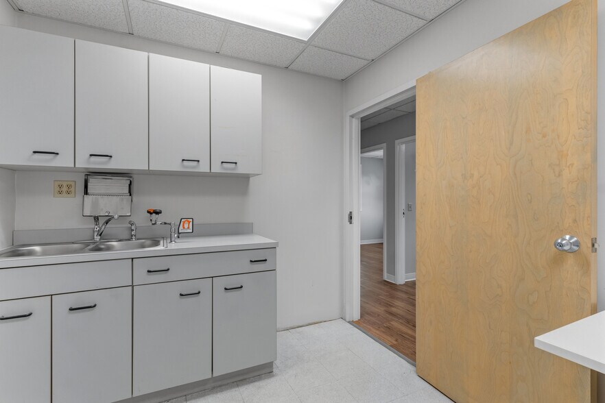 More Photos Of 320 Phillips St, North Kingstown Medical For Sale