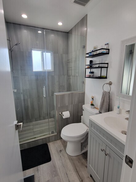 More Photos Of 11565 Iowa Ave, Los Angeles Apartments For Sale