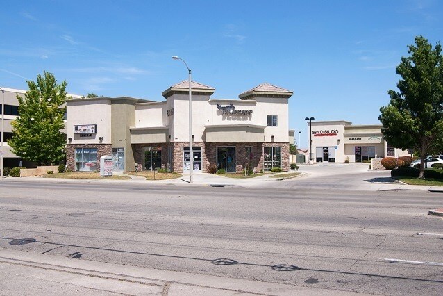 More Photos Of 1647-1649 W Avenue J, Lancaster Freestanding For Lease