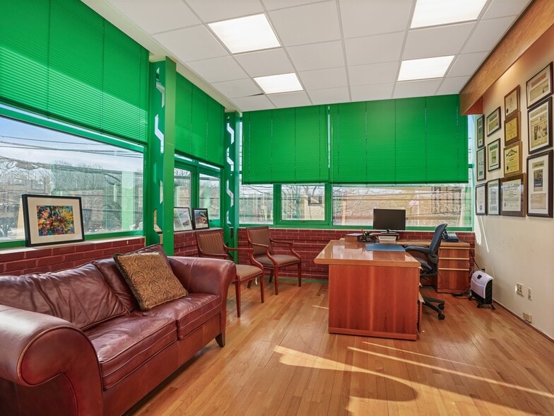 More Photos Of 263 Glenville Rd, Greenwich Storefront Retail Office For Lease