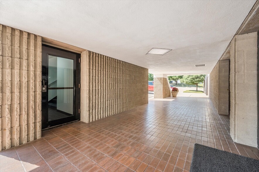 More Photos Of 1175 Post & Paddock Rd, Grand Prairie Office For Lease