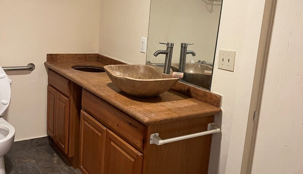 More Photos Of 326 N Avalon Blvd, Wilmington Service For Sale