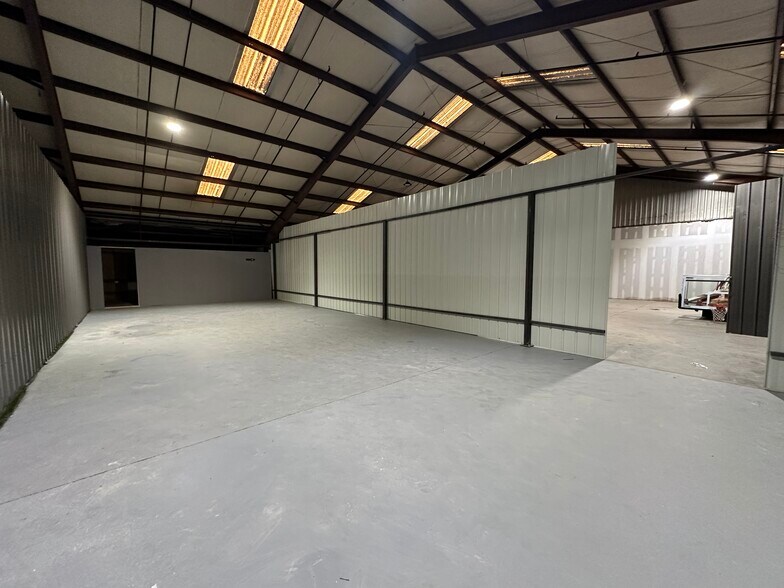 More Photos Of 658 Southern Ave, Fayetteville Warehouse For Lease